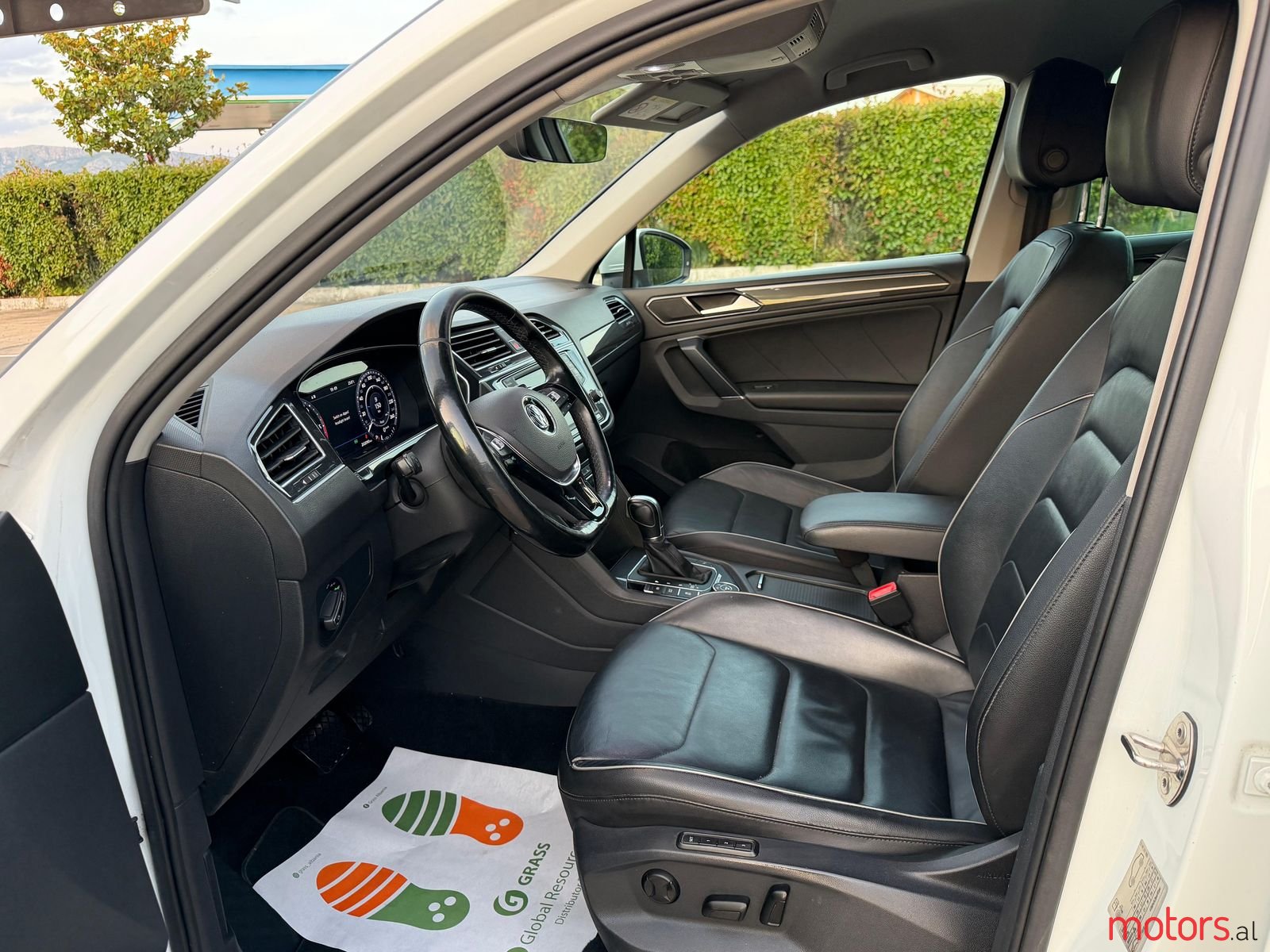 2017' Volkswagen Tiguan photo #3