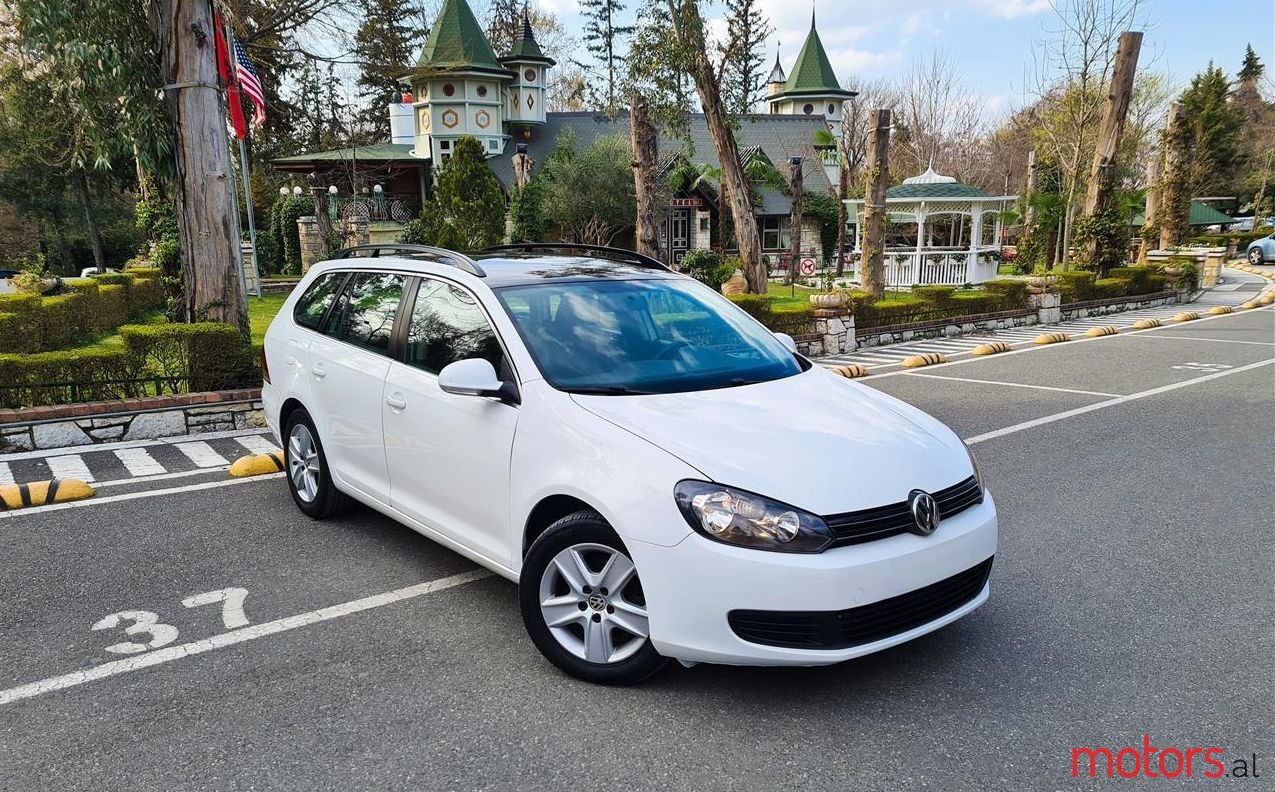 2010' Volkswagen Golf photo #1