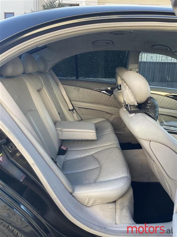 2004' Mercedes-Benz E 220 photo #6