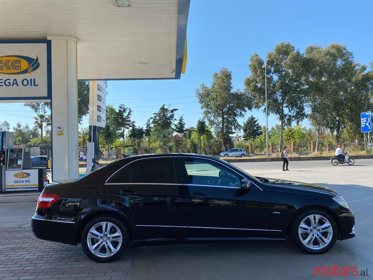 2009' Mercedes-Benz E 220 photo #1