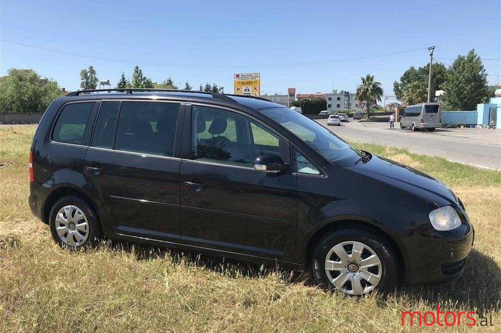 2004' Volkswagen Touran photo #1