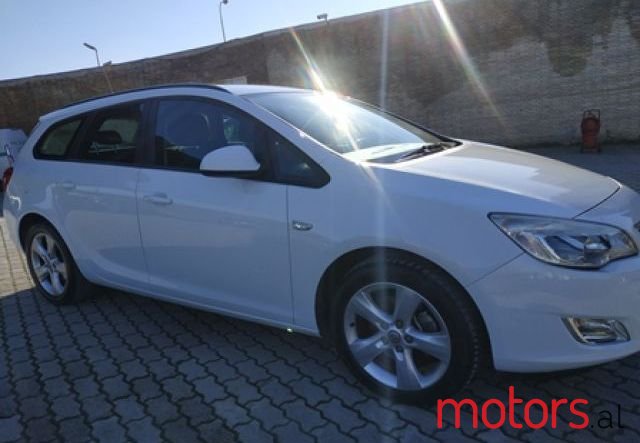 2011' Opel Astra photo #1