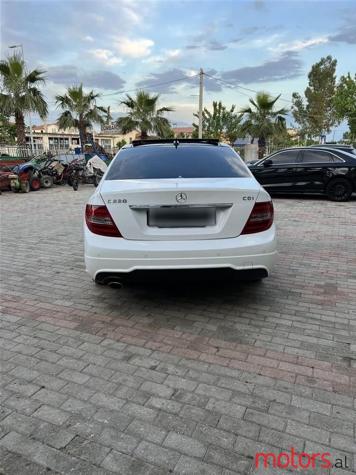 2013' Mercedes-Benz 220C photo #3