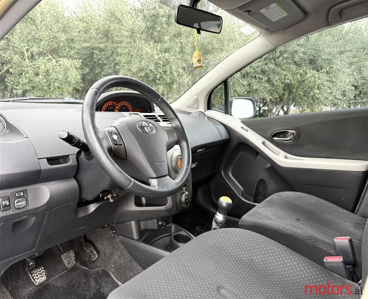 2012' Toyota Yaris photo #3