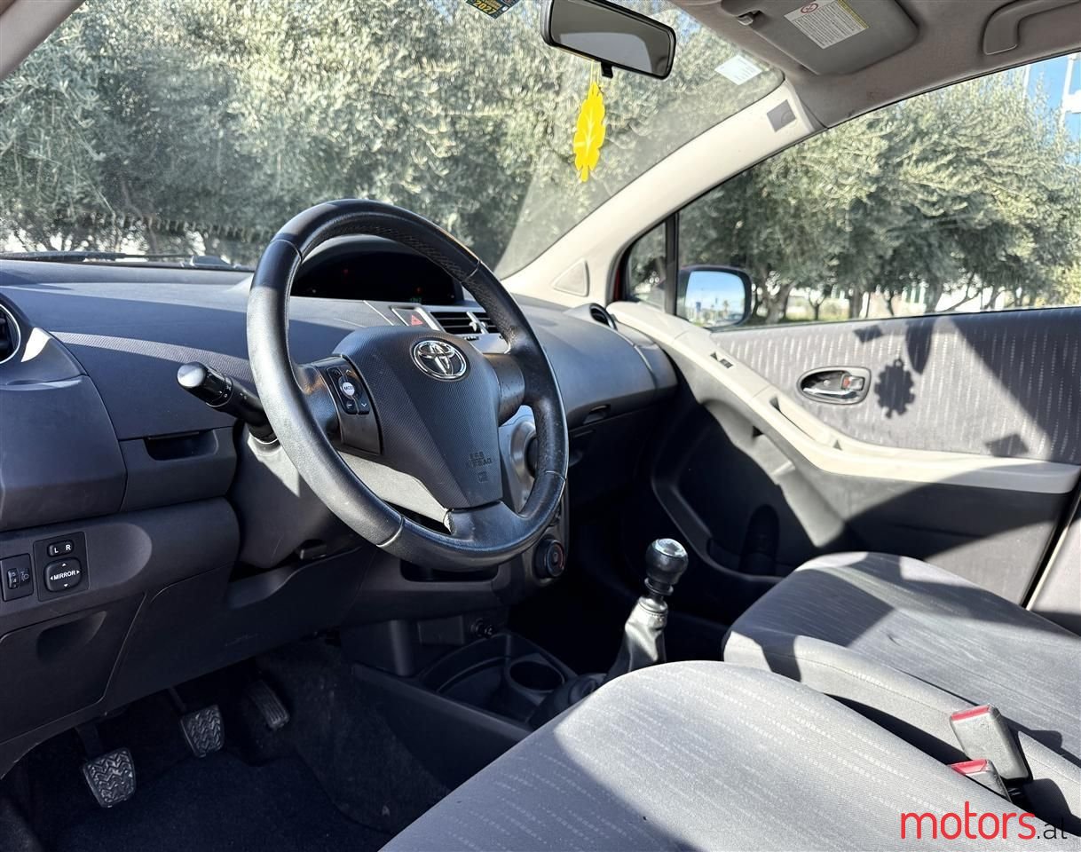 2010' Toyota Yaris photo #3