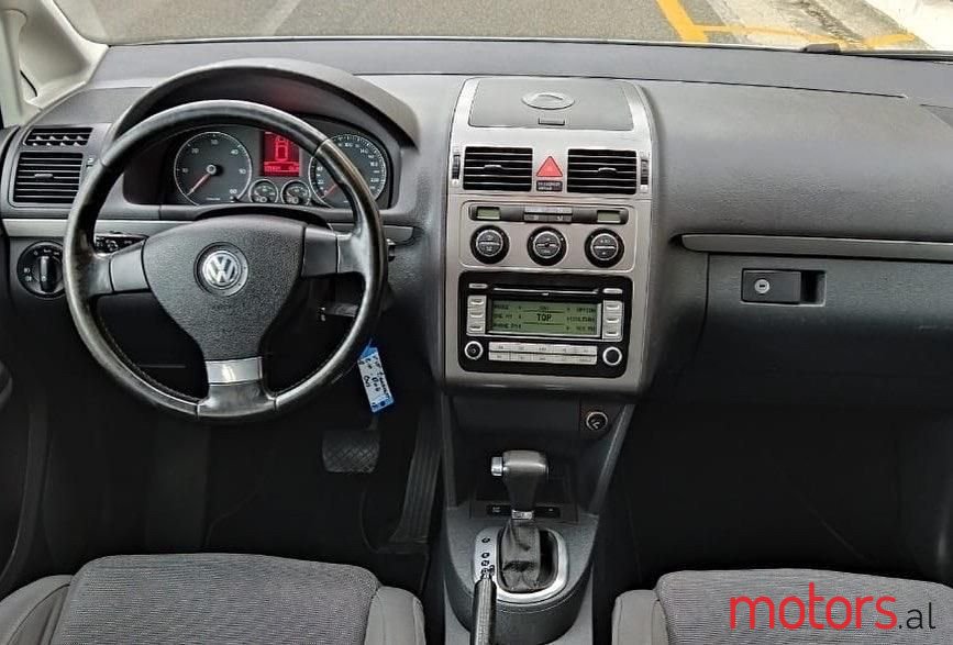 2008' Volkswagen Touran photo #6