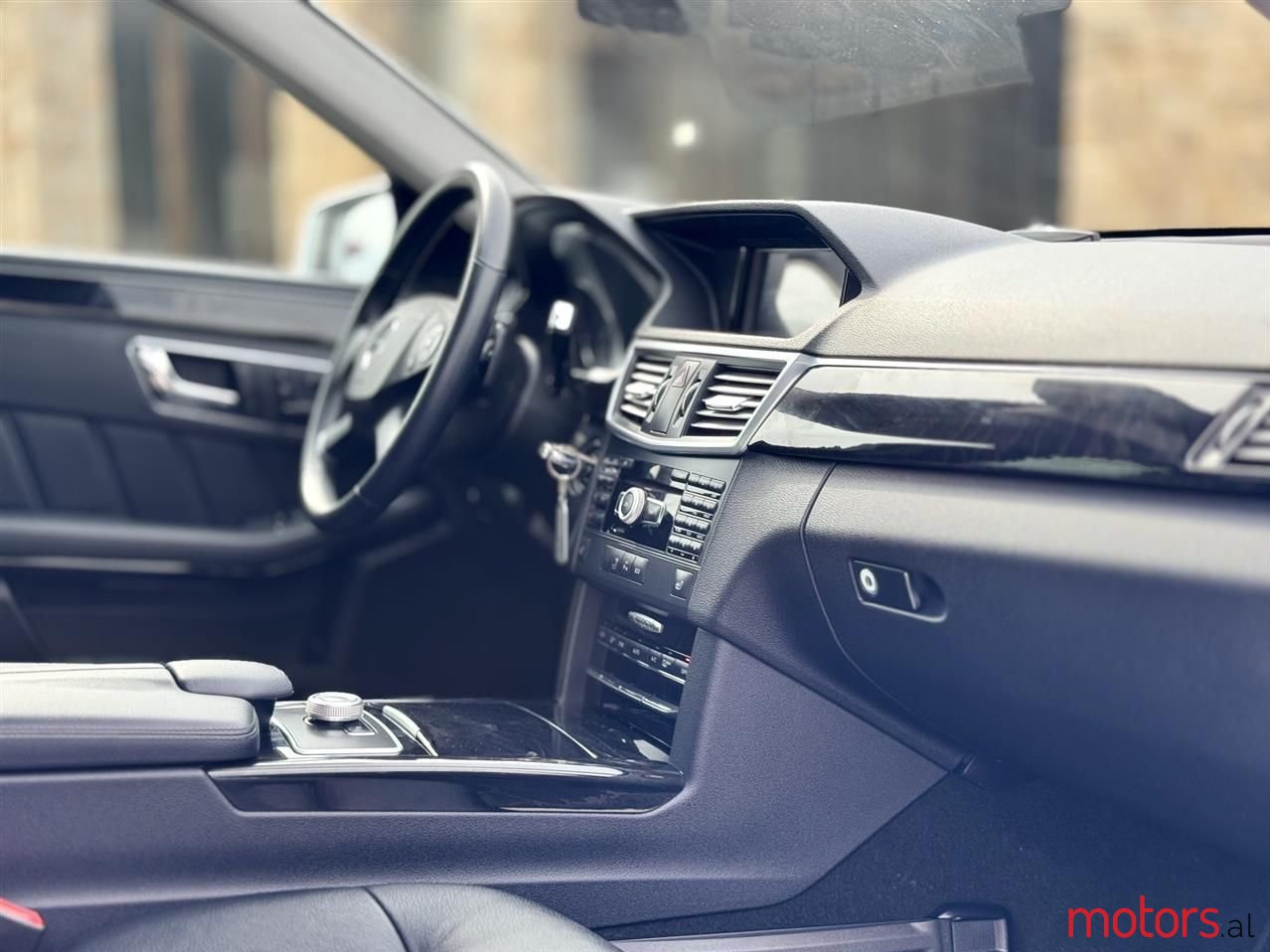 2012' Mercedes-Benz E 220 photo #6