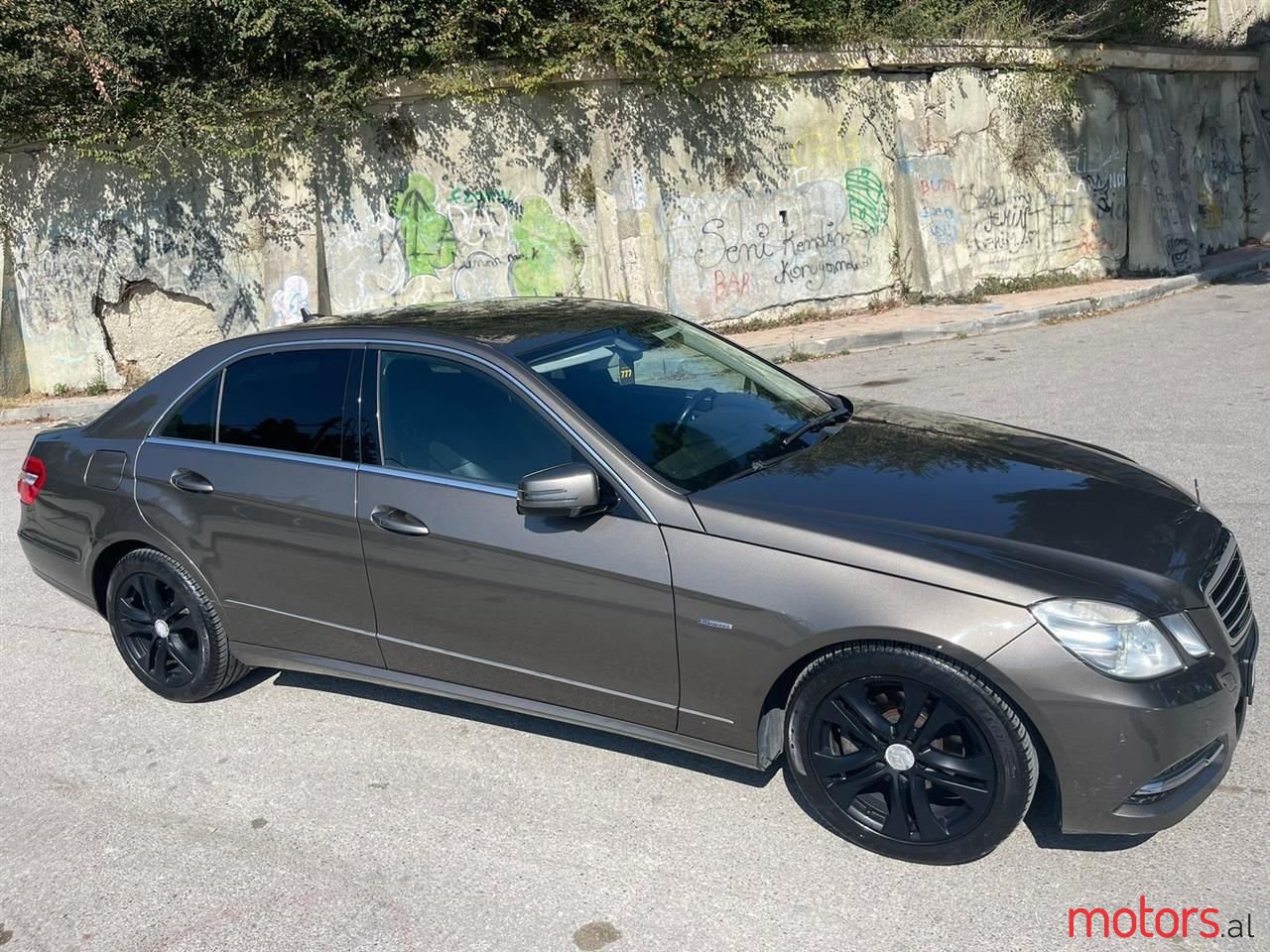 2011' Mercedes-Benz E 220 photo #5