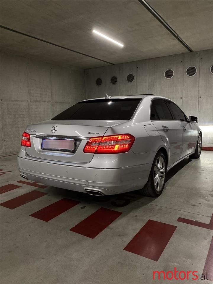 2012' Mercedes-Benz E 220 photo #6