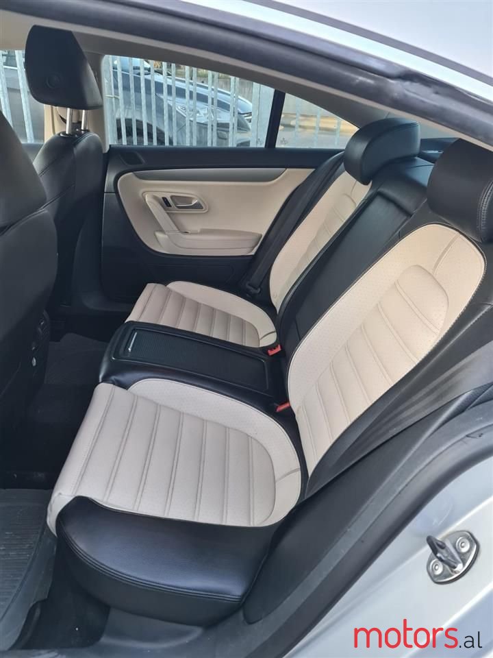 2011' Volkswagen Passat photo #5