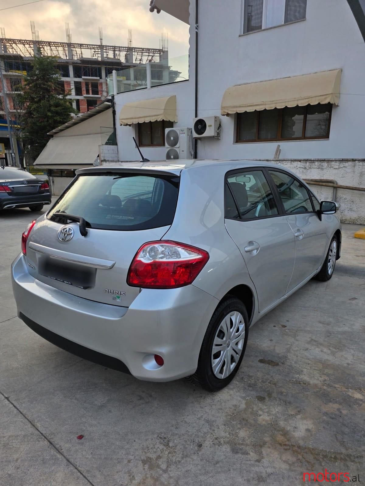 2011' Toyota Auris photo #5