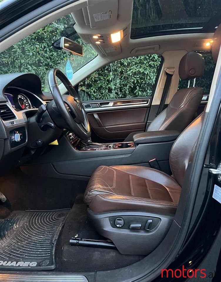 2013' Volkswagen Touareg photo #3