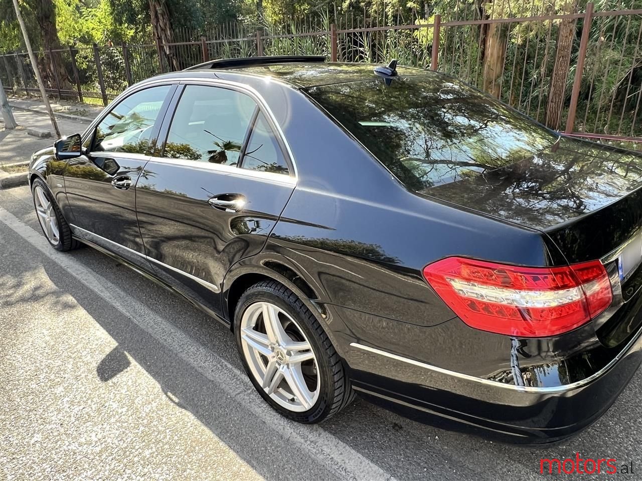 2011' Mercedes-Benz E 220 photo #2