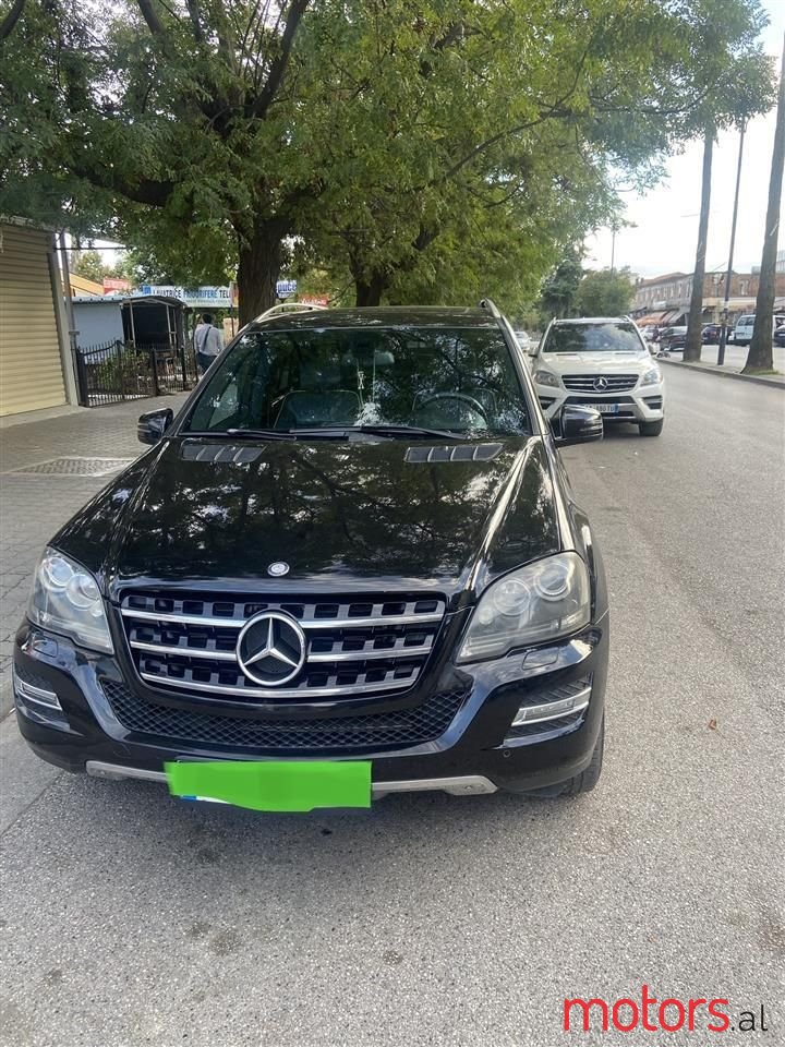 2011' Mercedes-Benz 350 photo #4