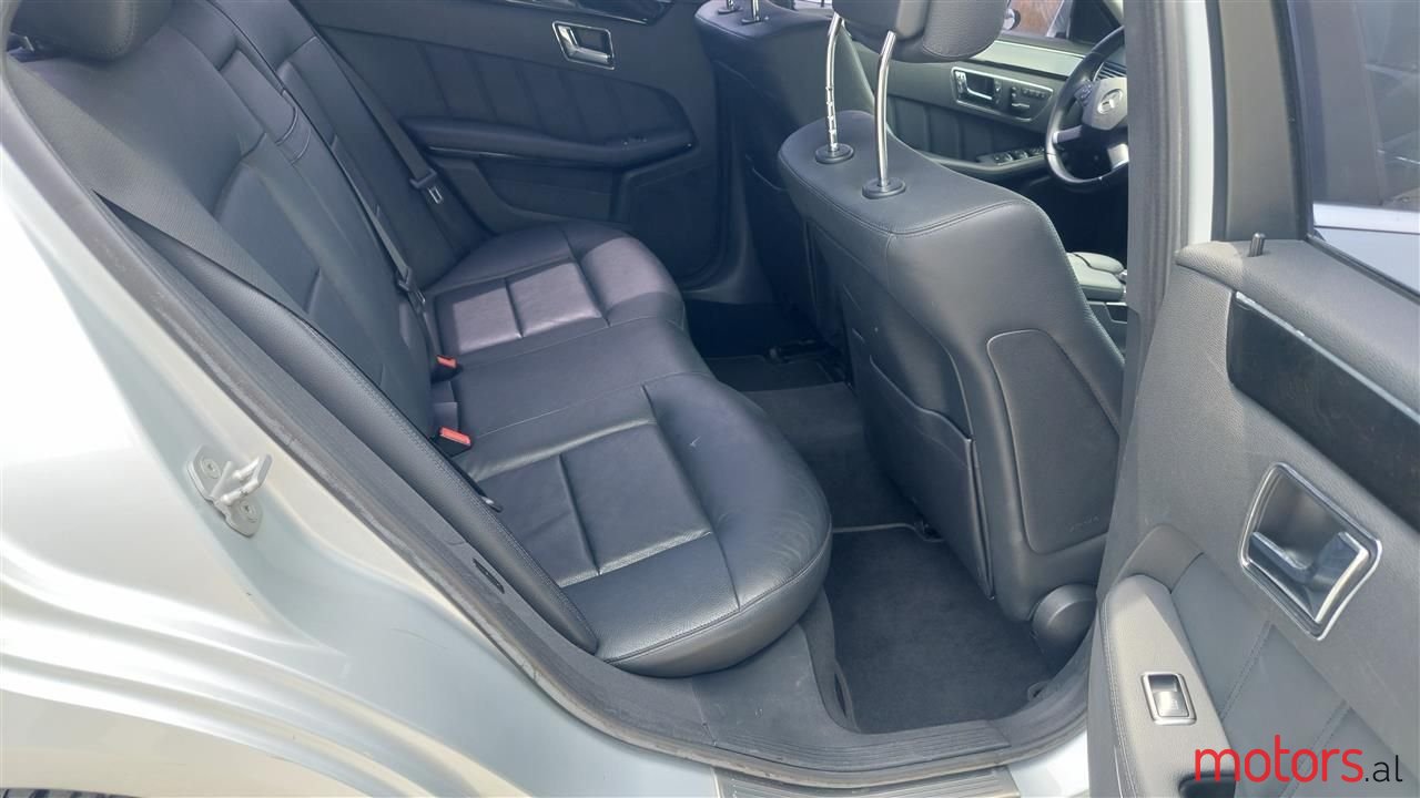 2011' Mercedes-Benz E 220 photo #2