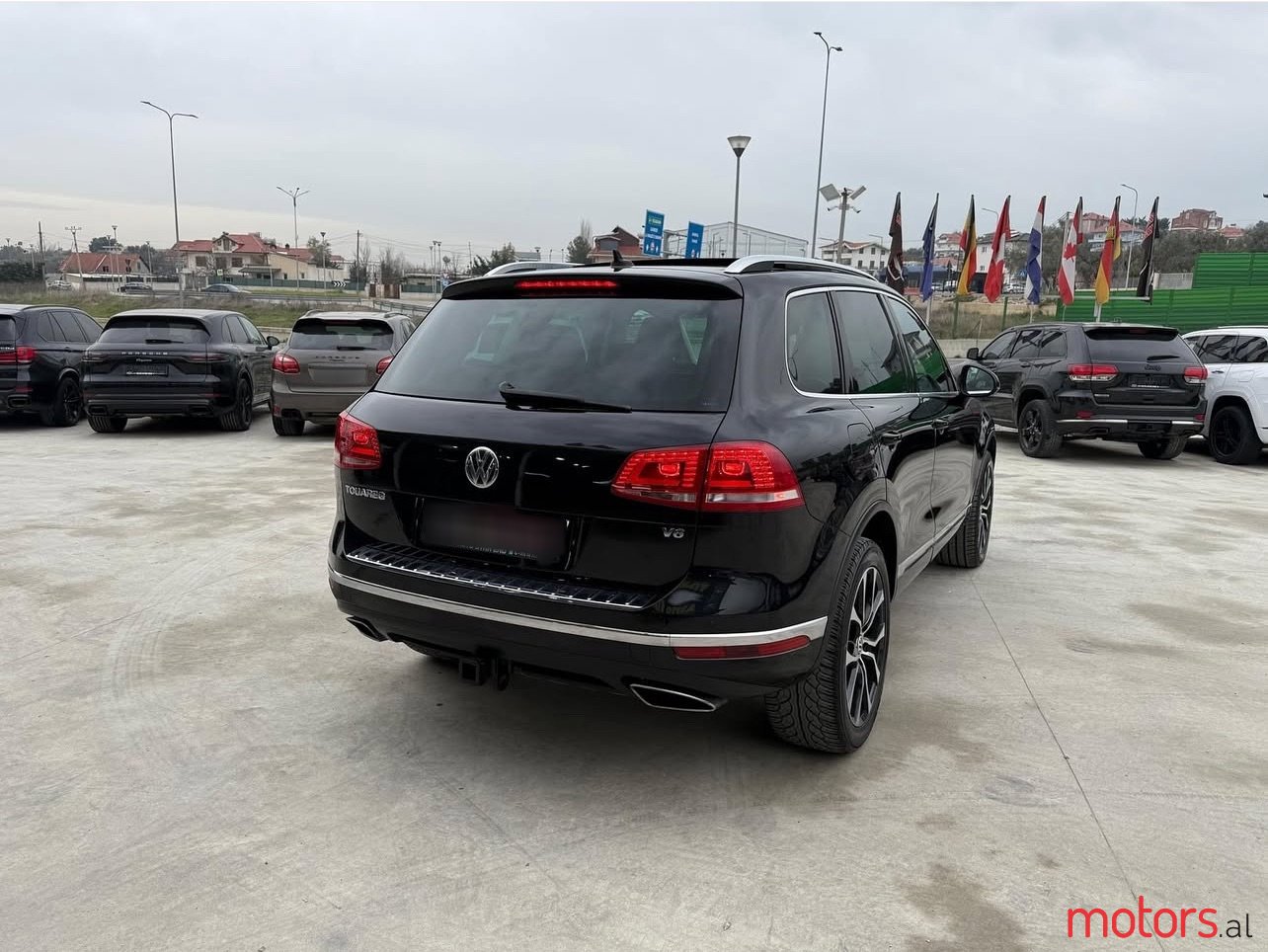 2016' Volkswagen Touareg photo #3