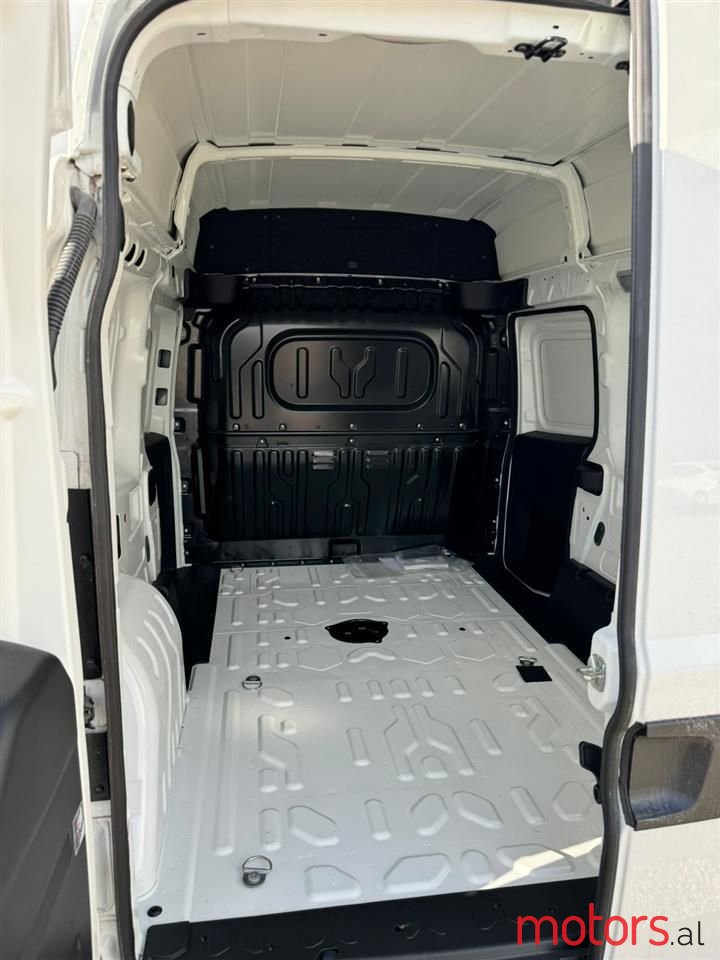 2022' Volkswagen Caddy photo #4