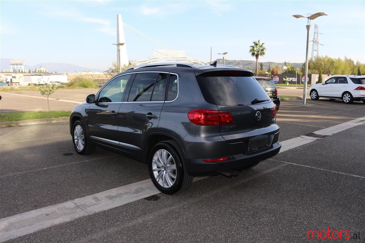 2012' Volkswagen Tiguan photo #2