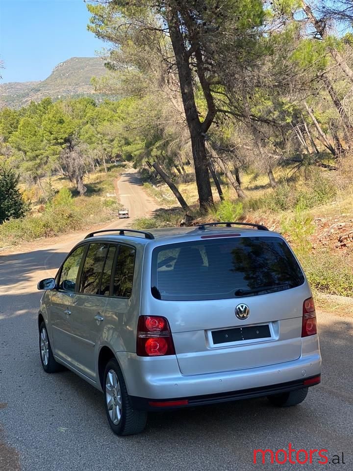 2007' Volkswagen Touran photo #3