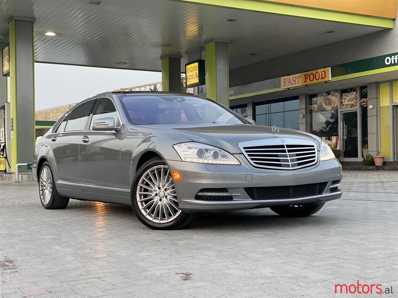 2011' Mercedes-Benz S 550 photo #6