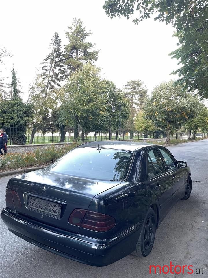 2000' Mercedes-Benz 220 photo #3