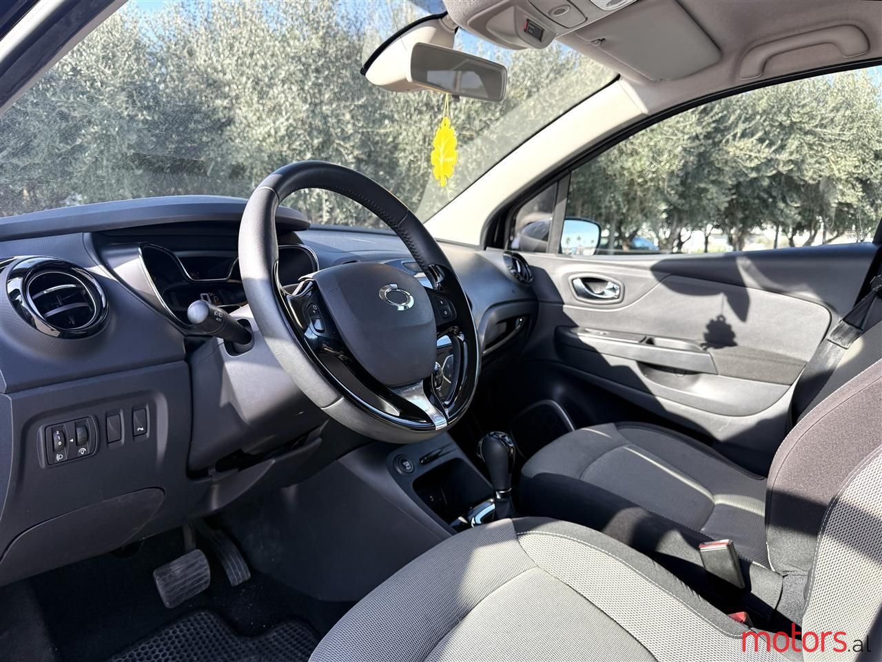 2014' Renault Capture photo #2