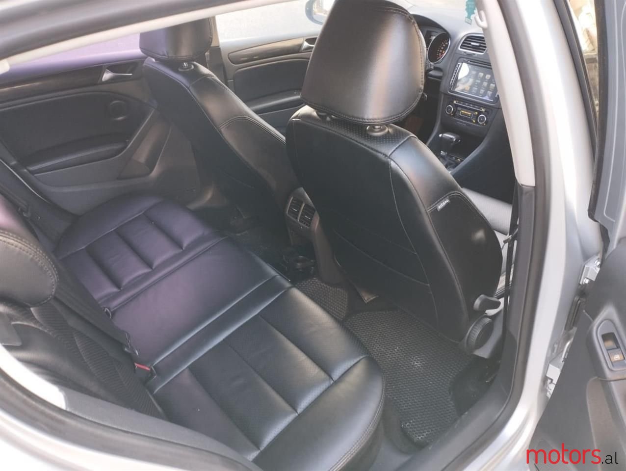 2011' Volkswagen Golf photo #5