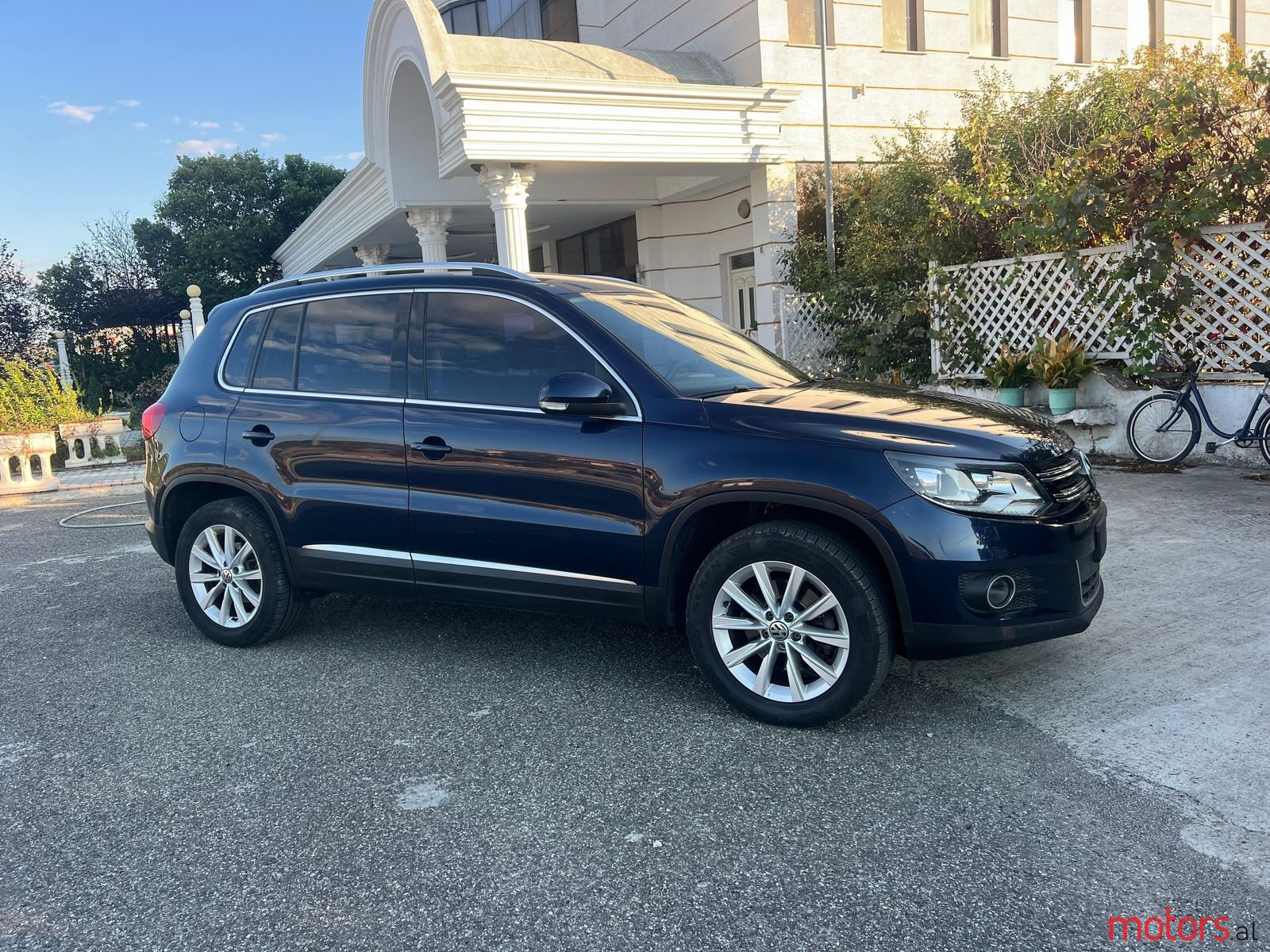 2015' Volkswagen Tiguan photo #3
