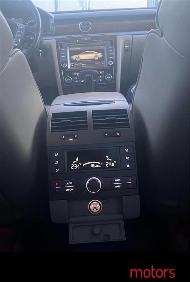 2012' Volkswagen Phaeton photo #6