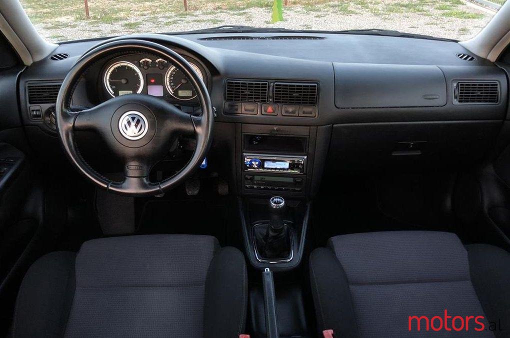 2002' Volkswagen Golf photo #2