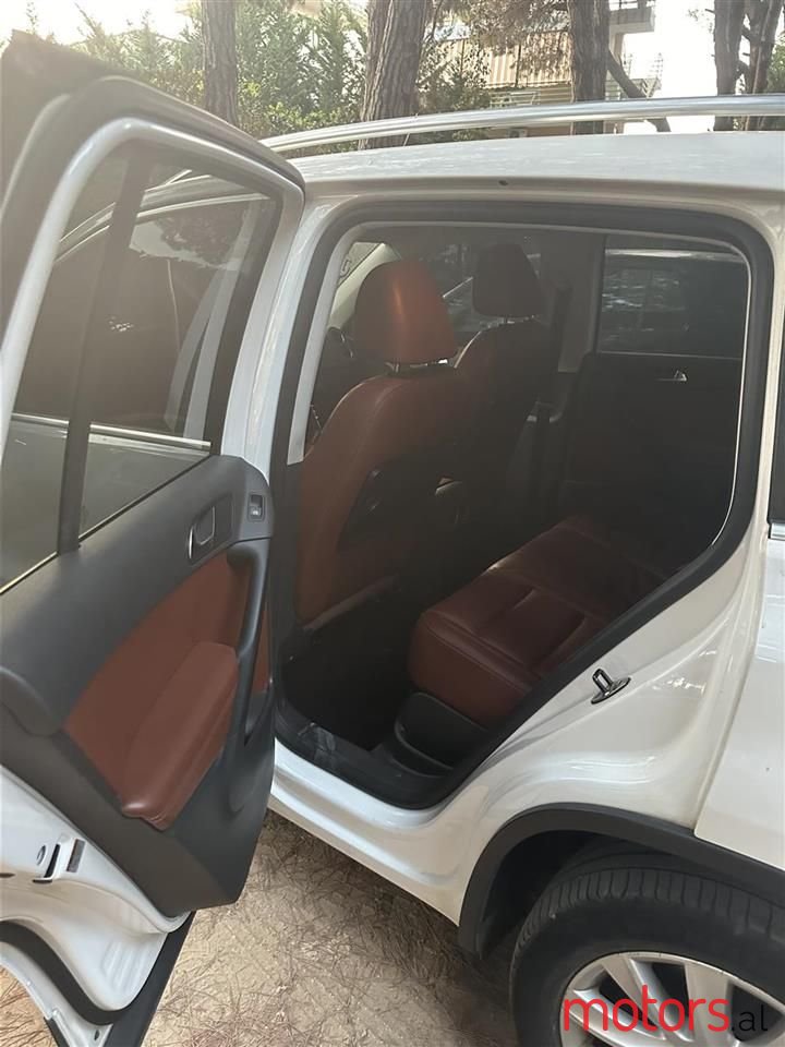 2011' Volkswagen Tiguan photo #6