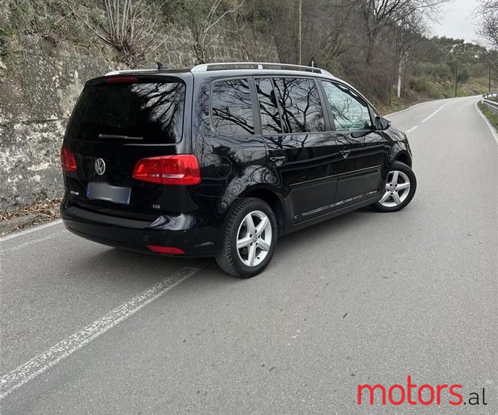 2011' Volkswagen Touran photo #4