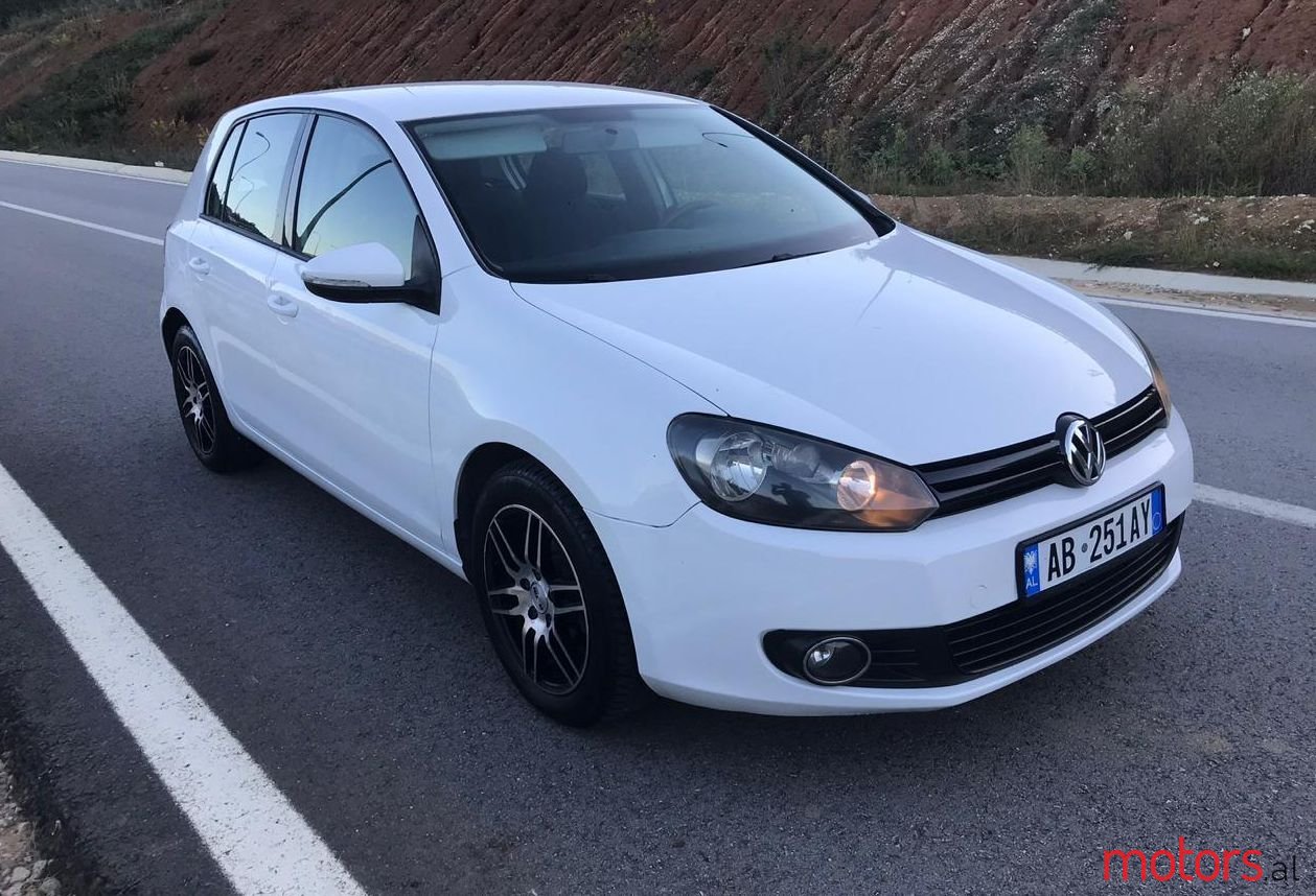 2011' Volkswagen Golf photo #1