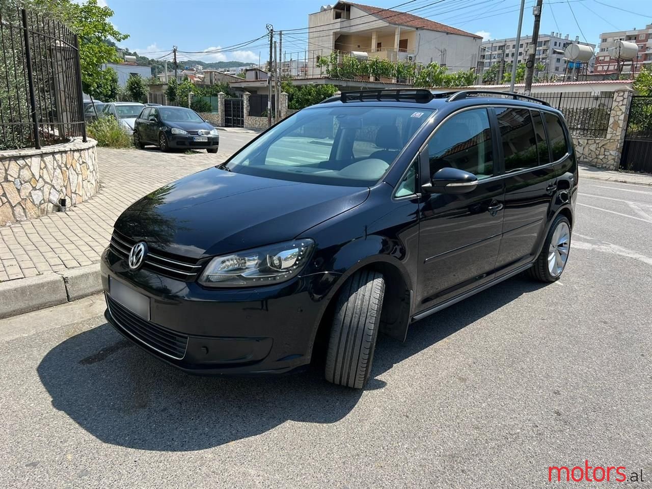 2011' Volkswagen Touran photo #1