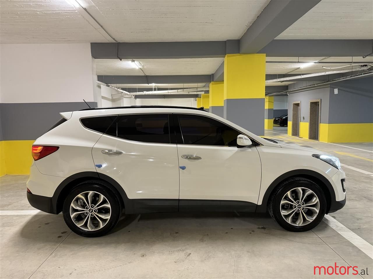 2012' Hyundai Santa Fe photo #3