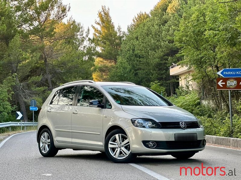 2012' Volkswagen Golf Plus photo #3