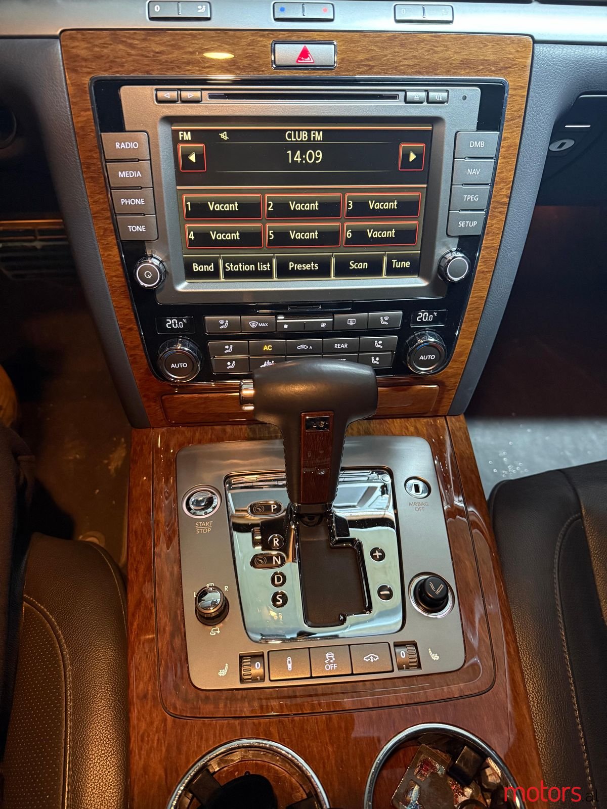 2013' Volkswagen Phaeton photo #2