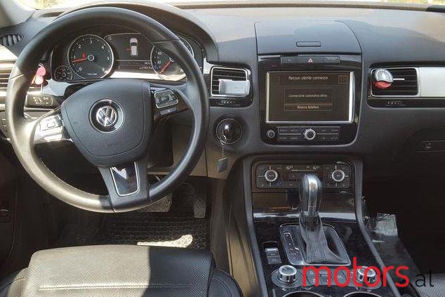 2013' Volkswagen Touareg photo #3