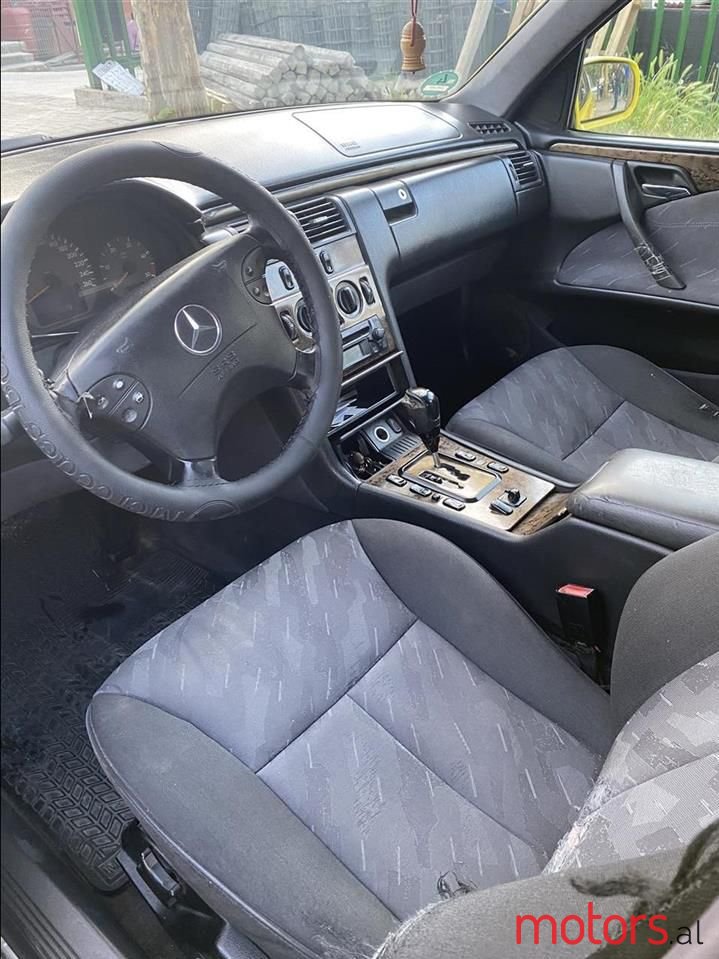 2001' Mercedes-Benz 220 photo #4