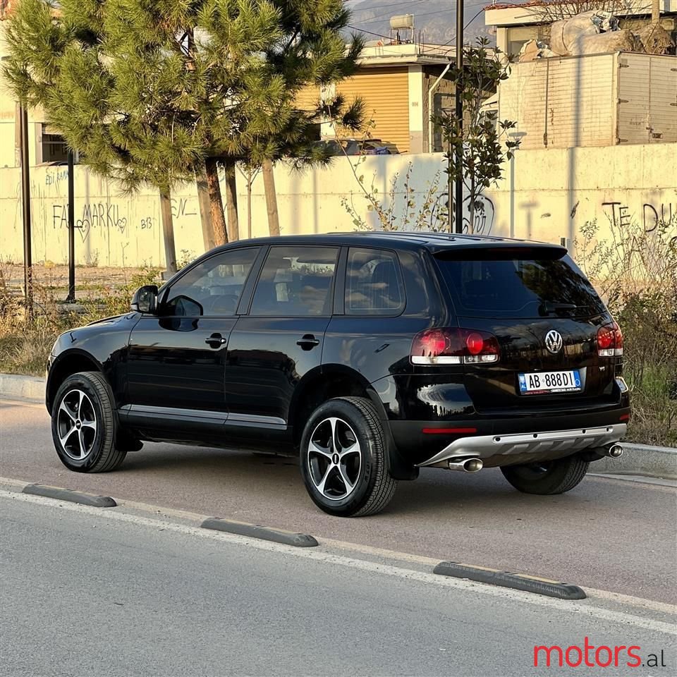 2010' Volkswagen Touareg photo #3