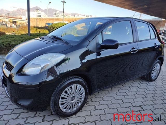 2011' Toyota Yaris photo #3