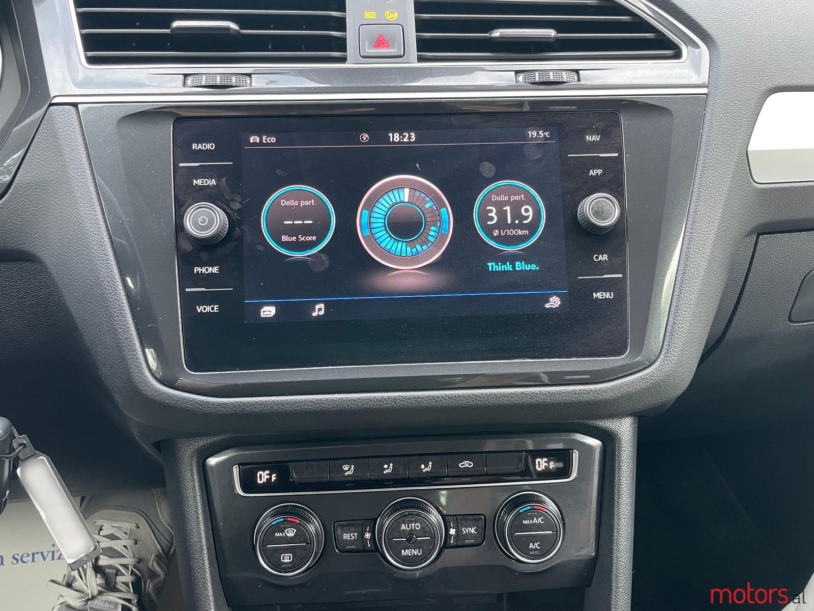 2019' Volkswagen Tiguan photo #2