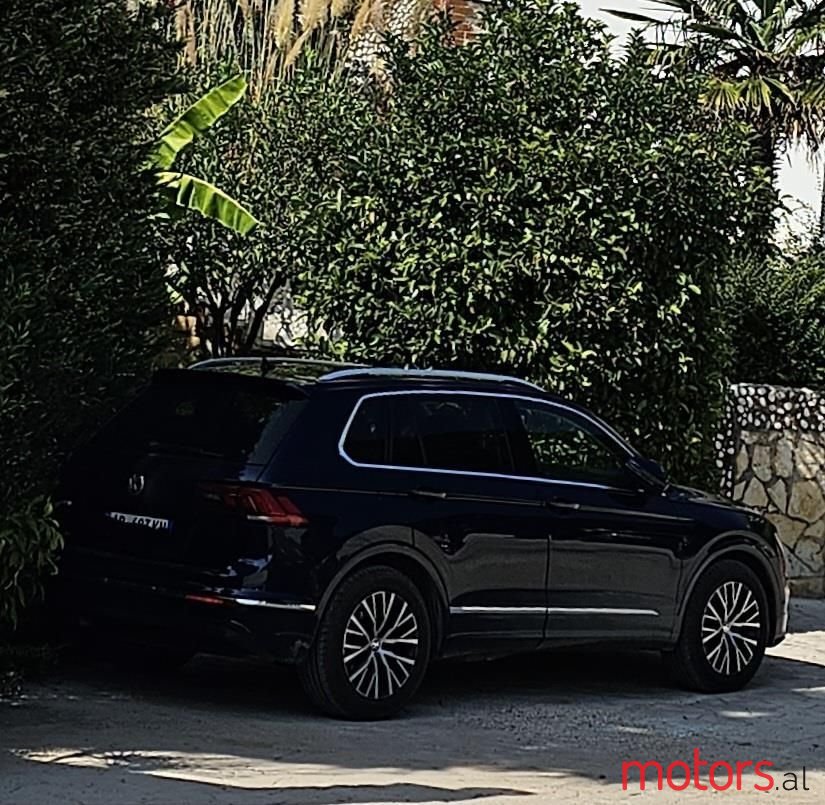 2020' Volkswagen Tiguan photo #1