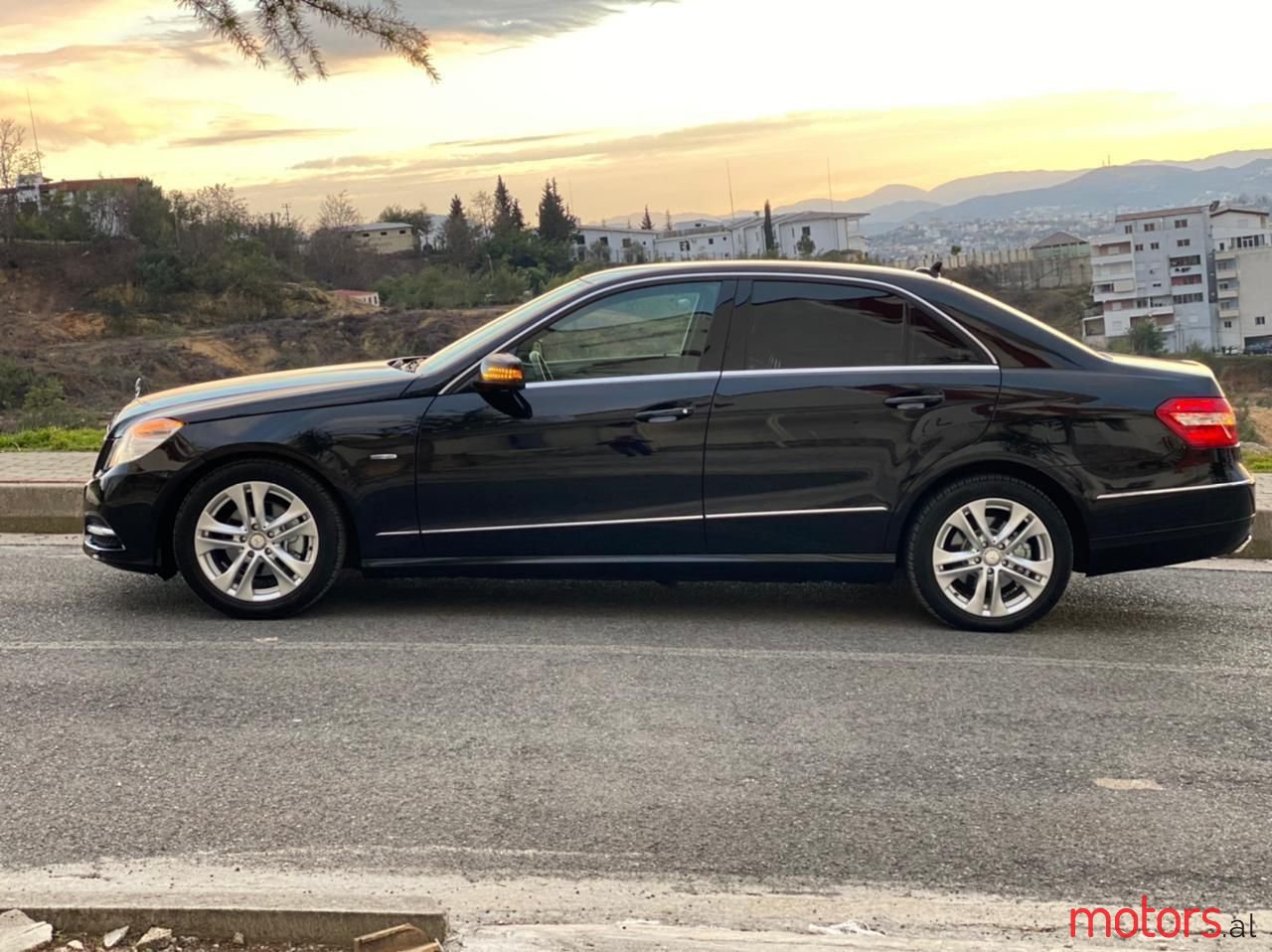 2011' Mercedes-Benz E 220 photo #6