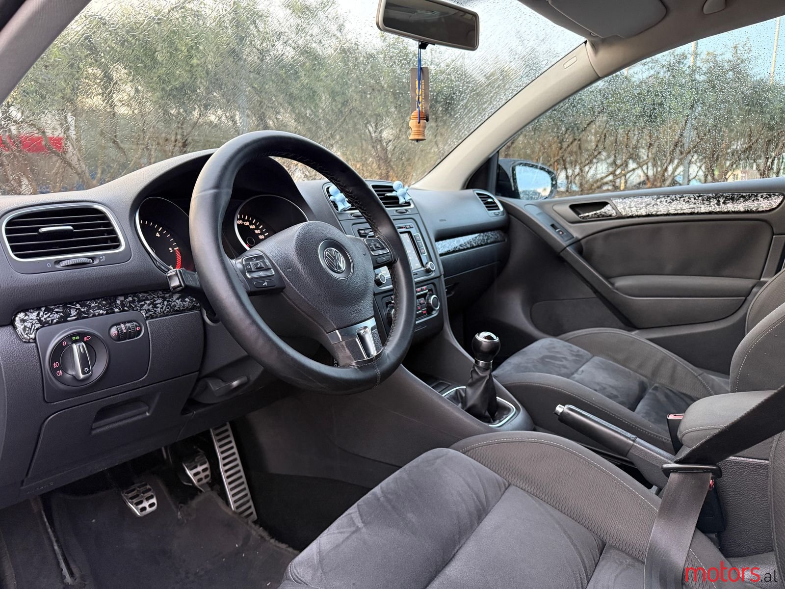 2010' Volkswagen Golf photo #3