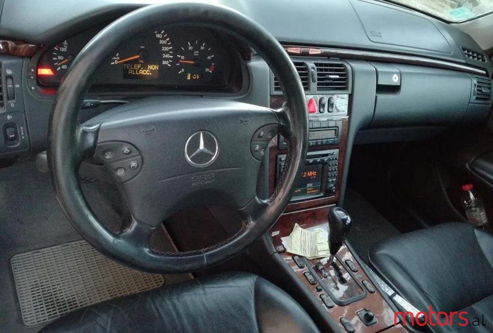 2003' Mercedes-Benz E 220 photo #2