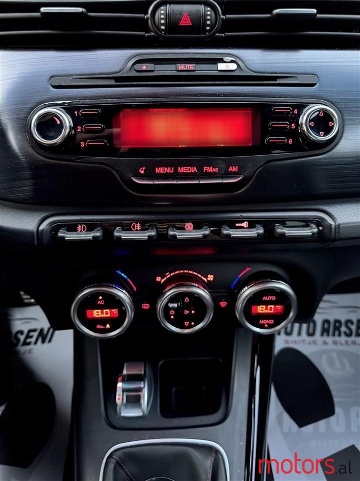 2012' Alfa Romeo Giulietta photo #3