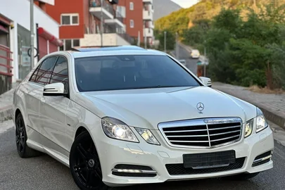 2011' Mercedes-Benz E 220