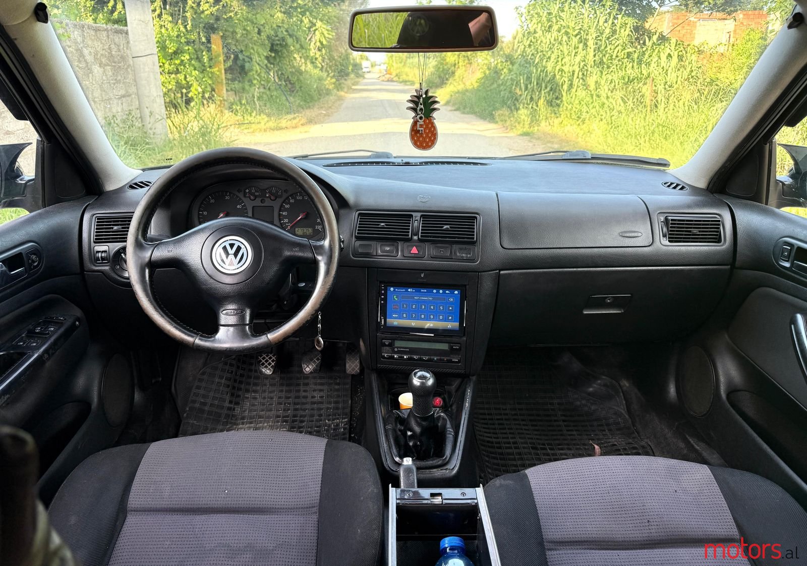 2001' Volkswagen Golf photo #1