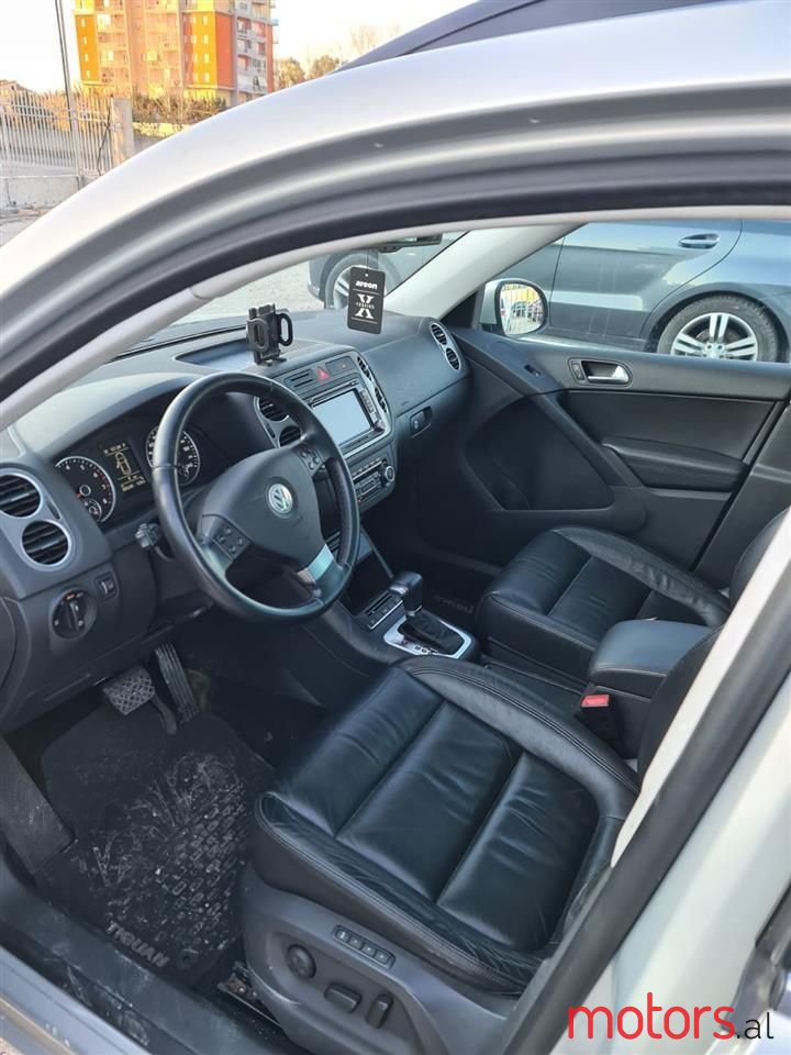 2010' Volkswagen Tiguan photo #4